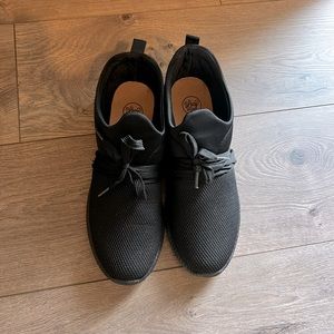 Black Tennis Shoes